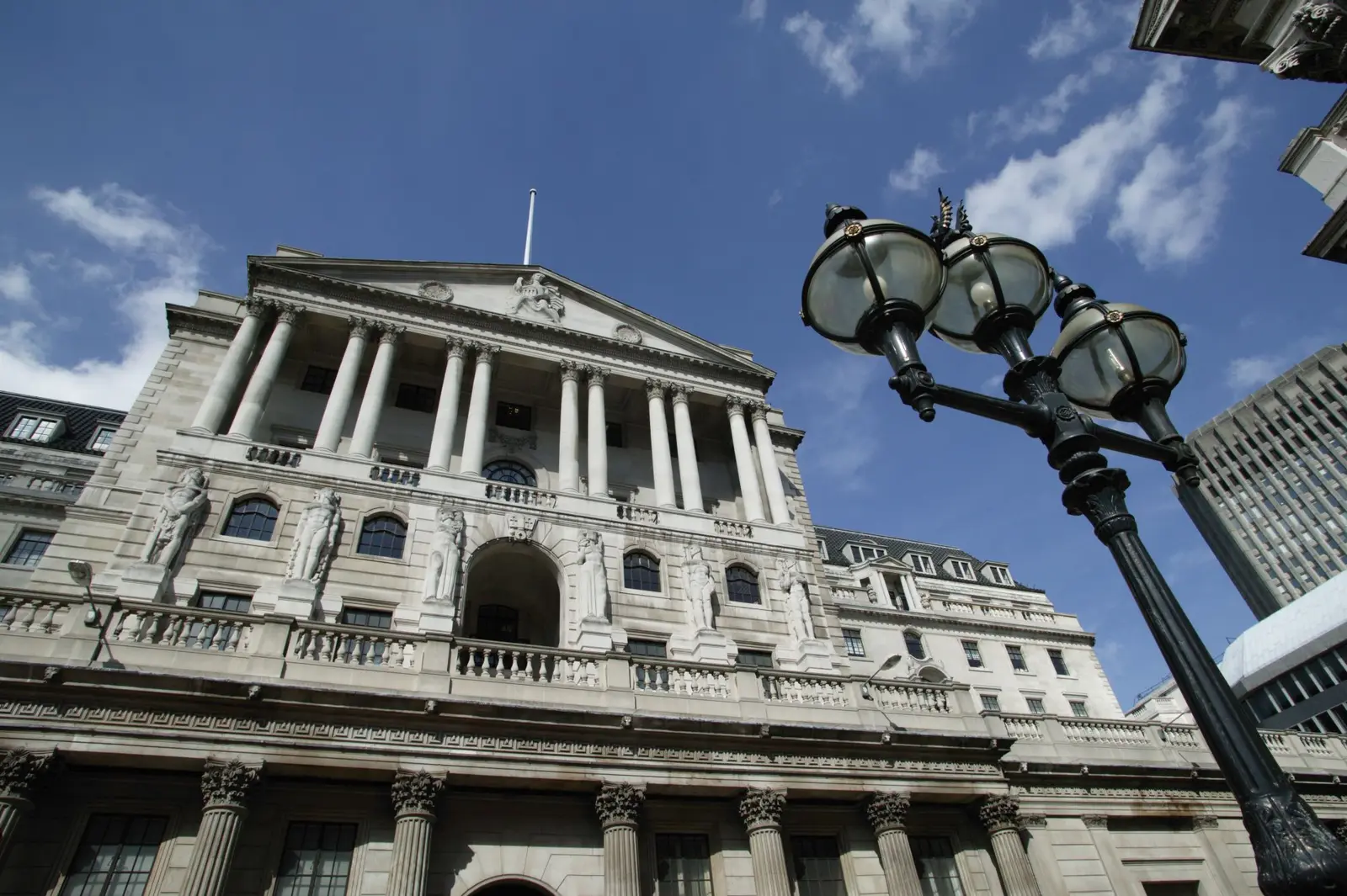 BoE și IMF: amenințări cibernetice pot șoca încrederea în bănci