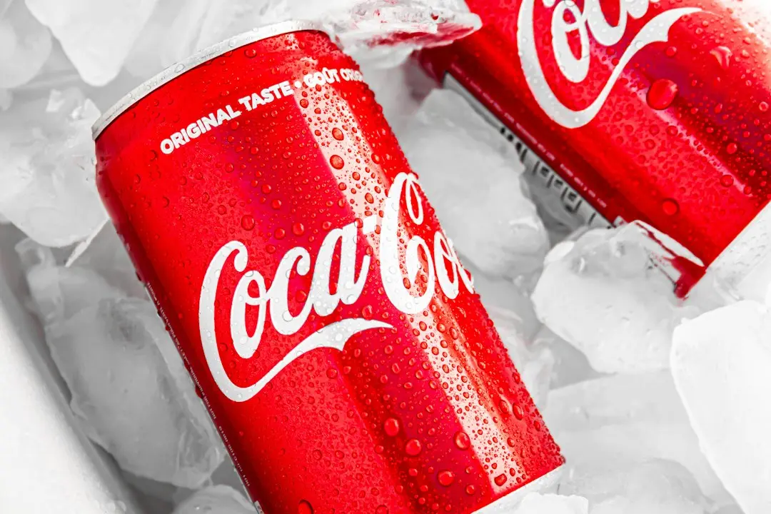 Coca-Cola bate așteptările și crește prognoza pentru 2026