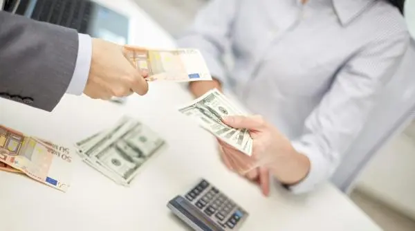 Euro și dolarul au urcat față de leu, aurul a sărit cu 6 lei