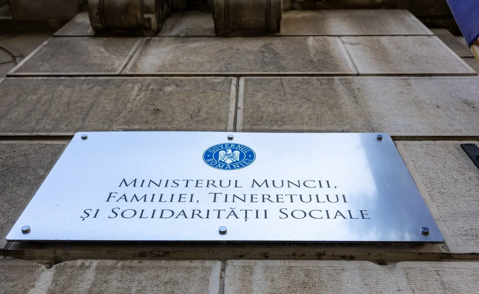Salariul minim din 2026 aduce costuri noi pentru angajatori și schimbări la taxe