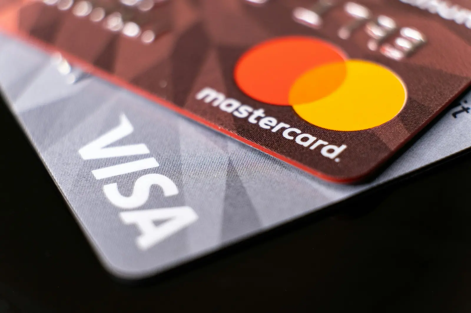 Visa și Mastercard acuzate în acțiuni colective în UK pentru comisioane de schimb